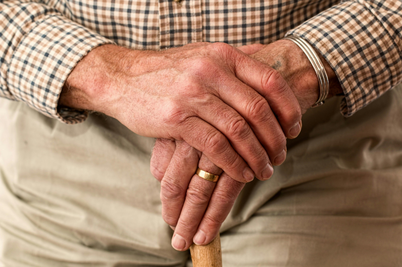 Jak zapewnić opiekę dla starszej osoby?
